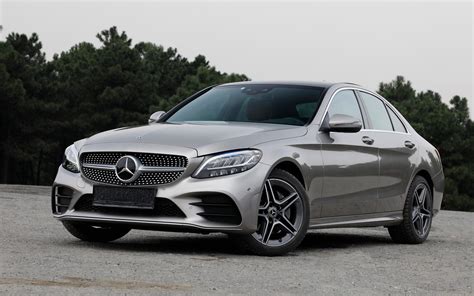 Erdvi ir patogi Mercedes-Benz C200 interjero erdvė