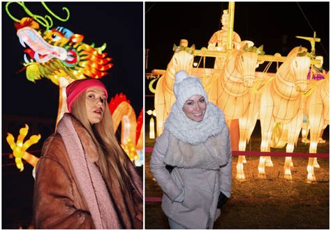 Žmonės, besimėgaujantys žibintų festivaliu