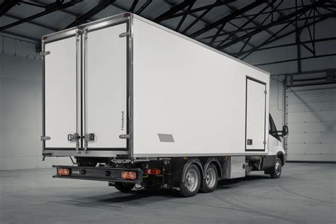 Transporto priemonė su šaldymo įrenginiu