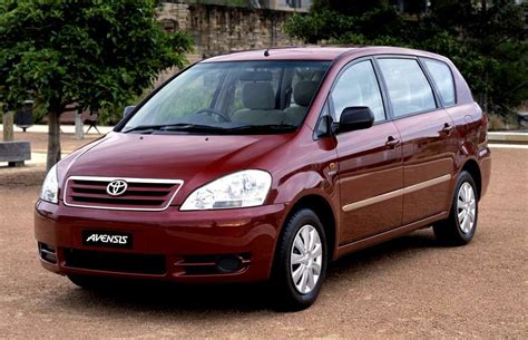 Toyota Avensis Verso variklio skyrius