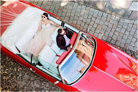 Nuotraukos su retro stiliaus automobiliais vestuvėms