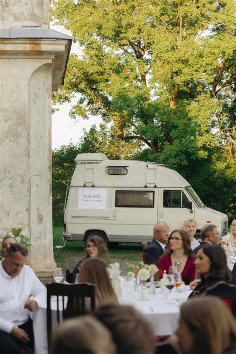 Nuotrauka su mikroautobusu, vežančiu vestuvių svečius