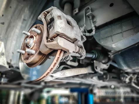 Nuotrauka, vaizduojanti automobilio stabdžių sistemos patikrą servise