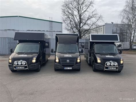 Transporto priemonė su krovininiu priekabu