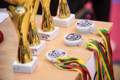 Nuotrauka, kaip įteikiami prizai orientacinių varžybų nugalėtojams