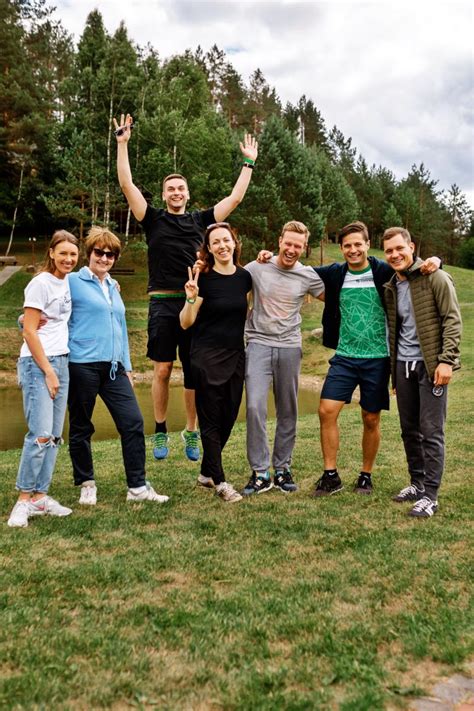Nuotrauka, vaizduojanti komandą, besidžiaugiančią orientacinėmis varžybomis