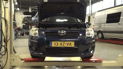 Toyota Auris 1.6 su atidarytu variklio dangčiu