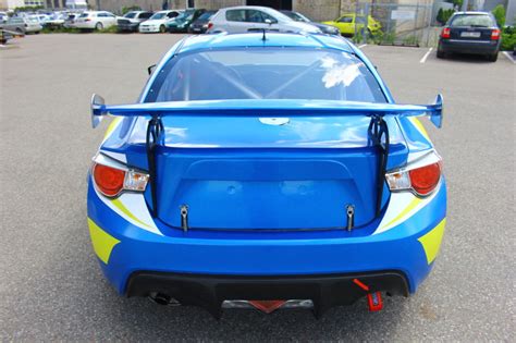 Subaru BRZ automobilis su lietais ratlankiais
