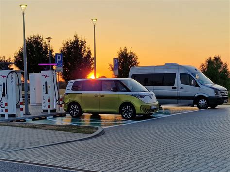 Simbolinė iliustracija: automobilis keliauja po Europą