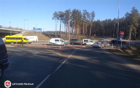 Krovininis automobilis lenkia kitą transporto priemonę