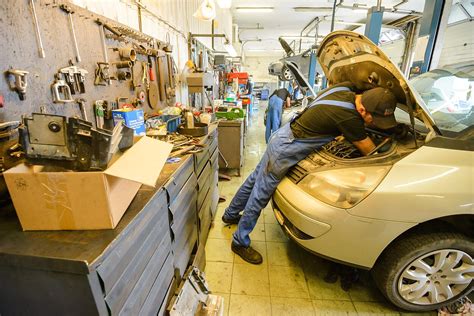 Autoserviso interjeras su automobilių remonto įranga