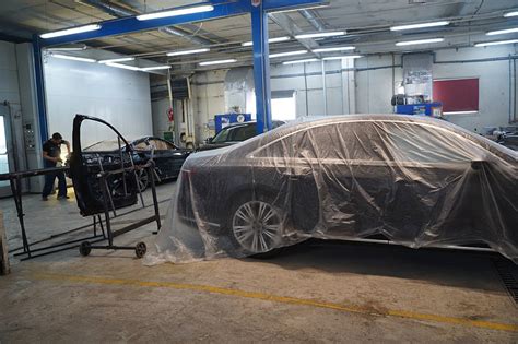 Meistrai dirbantys su automobiliu autoservise