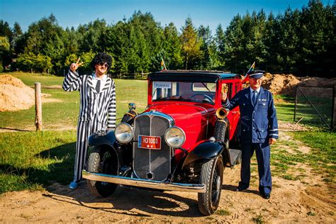 Istorinių automobilių nuotraukos su ankstyvaisiais saugos diržais