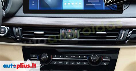 BMW X5 automobilio salonas su navigacijos ekranu