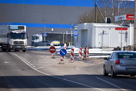 Schema, iliustruojanti taisyklingą posūkių signalų naudojimą žiedinėje sankryžoje