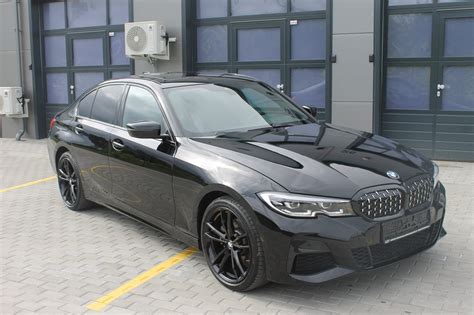 Automobilis po žiemos su purvo ir druskų apnašomis