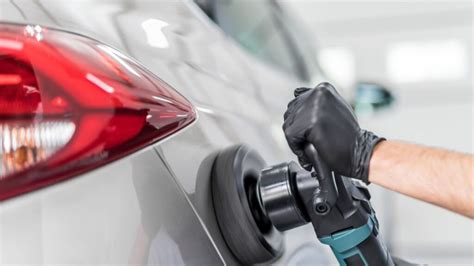 Palyginimas: nupoliruotas ir nenupoliruotas automobilio paviršius