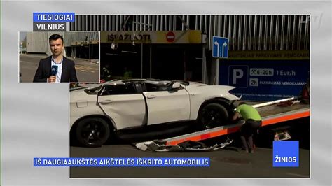 BMW automobilis nukrito nuo prekybos centro aikštelės