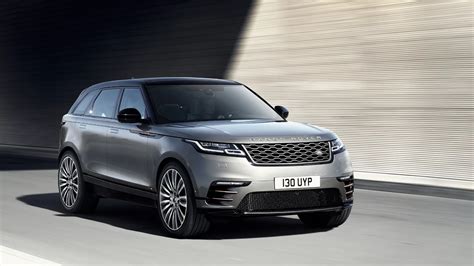 Land Rover automobiliai salone