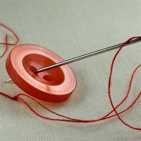 Siuvimo procesas: adata su siūlu ir vairas