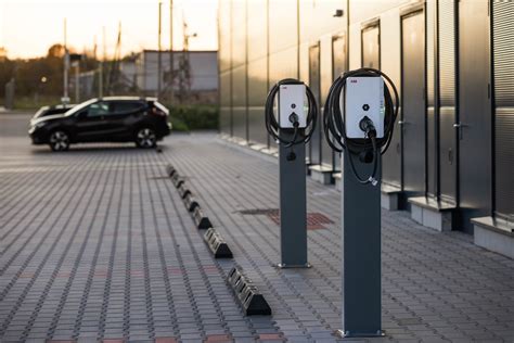 Elektromobilio įkrovimo stotelė mieste