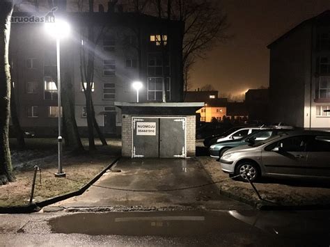 Švarus ir gerai apšviestas garažas automobilių dažymui