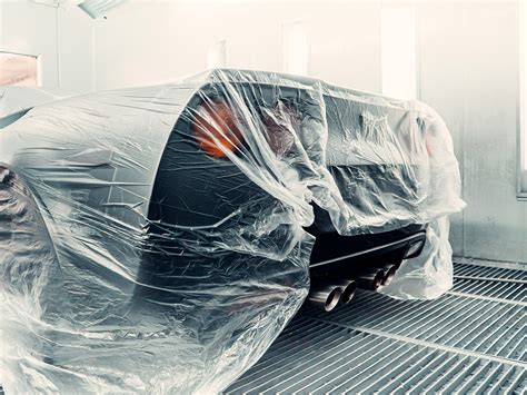 Profesionalus autoservisas, atliekantis automobilių dažymą