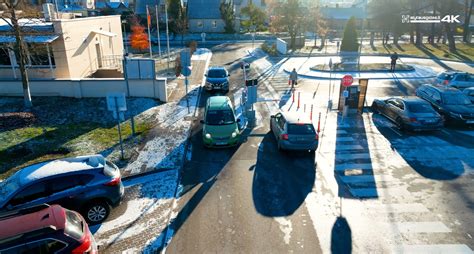 Schema, rodanti taisyklingą ir neteisingą automobilių parkavimą prie daugiabučio namo