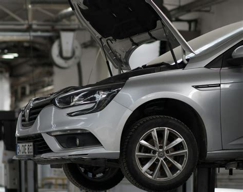 Rankos remontuojančios automobilio dalį