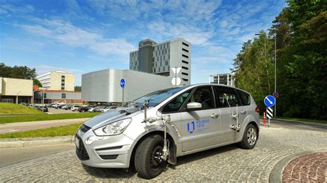 Scheminis automobilio judėjimo posūkyje vaizdas, iliustruojantis skirtingas trajektorijas priklausomai nuo ratų bazės ir vairavimo kampo