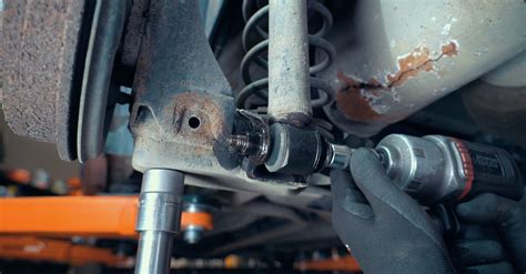 Schema, iliustruojanti amortizatoriaus sudedamąsias dalis ir jų vietas automobilyje