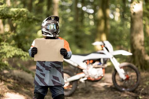 vaikas su krosiniu motociklu lauke