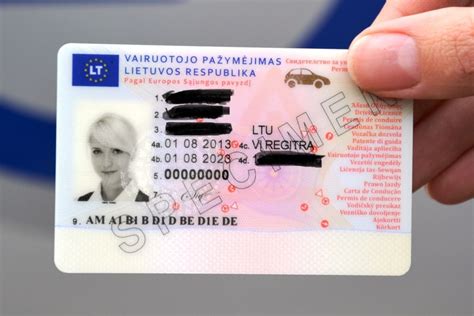 Simboliai, atstovaujantys vairuotojo pažymėjimą, tachografą ir ADR sertifikatą