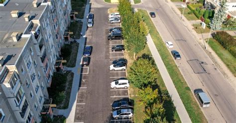 automobilių stovėjimo vietos daugiabučių kieme
