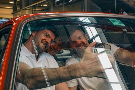 Vyras taiso automobilį garaže