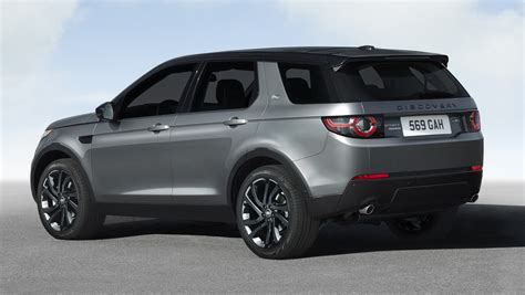 Land Rover Discovery Sport važiuojant snieguotu keliu