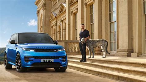 Land Rover salonas su naujais automobiliais