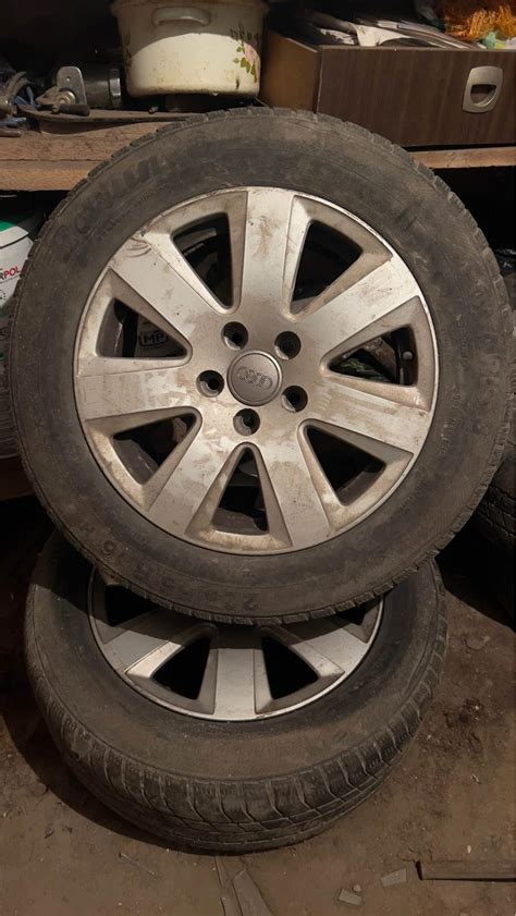 Audi 80 su skirtingais ratlankių dizainais