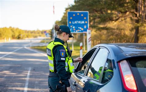Policijos pareigūnai tikrina transporto priemonę