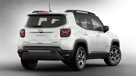 Vaizdas Jeep Renegade važiuojant purvo kelyje