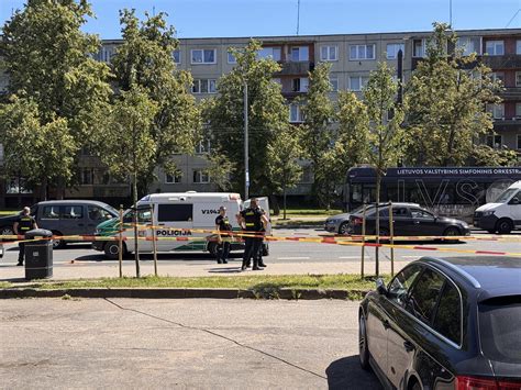 Automobilis, rėžęsis į autobusų stotelę Vilniuje