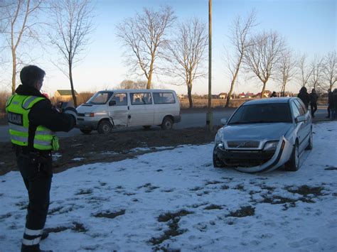 Policijos pareigūnai tiria avarijos aplinkybes Žirmūnų gatvėje