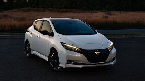 Nissan Leaf interjeras su technologijomis