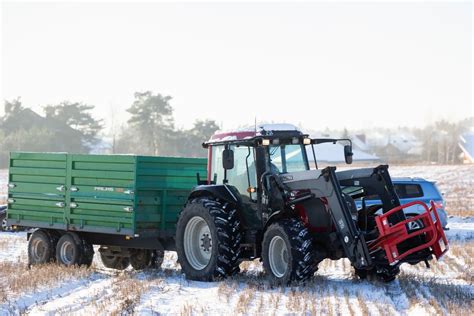 Nuotrauka su įvairiais traktoriais