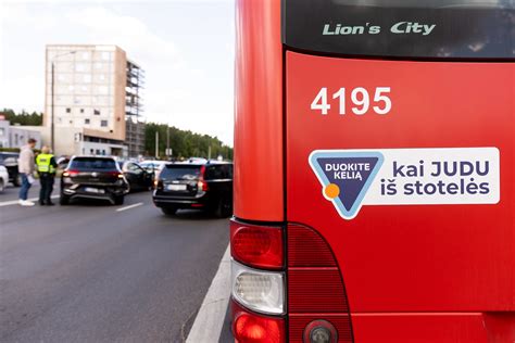 Mokyklinis automobilis su instruktoriumi gatvėje