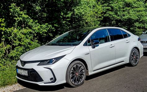 Toyota Corolla E210 sedano profilis