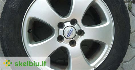 Volvo automobilis su R15 ratlankiais