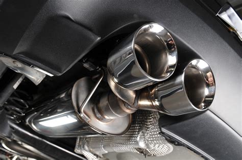 Simbolinis paveikslas su automobilių išmetimo sistemos dalimis