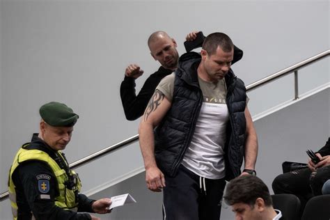 Teisėsaugos pareigūnas su byla