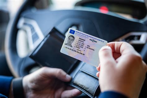 Vairuotojo pažymėjimo ir KET taisyklių iliustracija